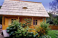 Das Holzhaus mit typischem Laubengang