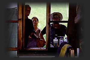 Besucher in Poiana, ein e Stube durchs Fenster betrachtend