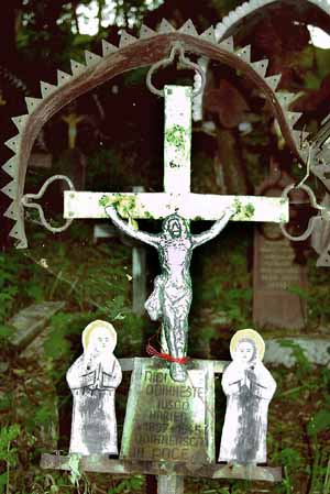 Kreuz auf dem Friedhof von Ieud "KIrche am Berg"